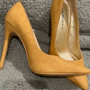 Nice 4” heels shoes.  wore once for a shower.  In ver good condition, like new